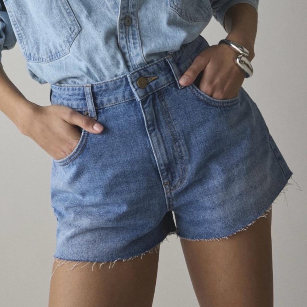Urban Outfitters BDG Girlfriend High-Rise Mid-Wash Denim Shorts 26